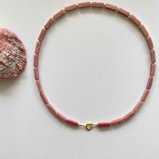 Ketting van rhodoniet met gold filled veerslotje