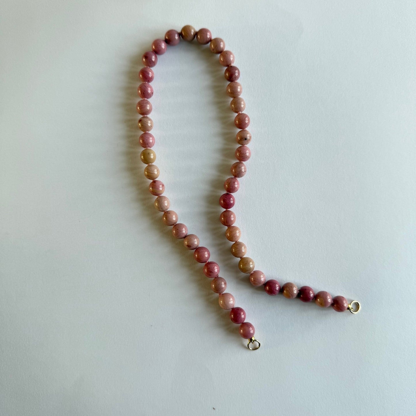 Ketting geknoopt van rhodoniet met open einden