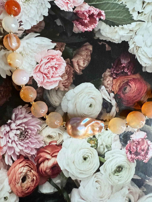 Ketting van rode agaat met baroque zoetwaterparel - ARLIA
