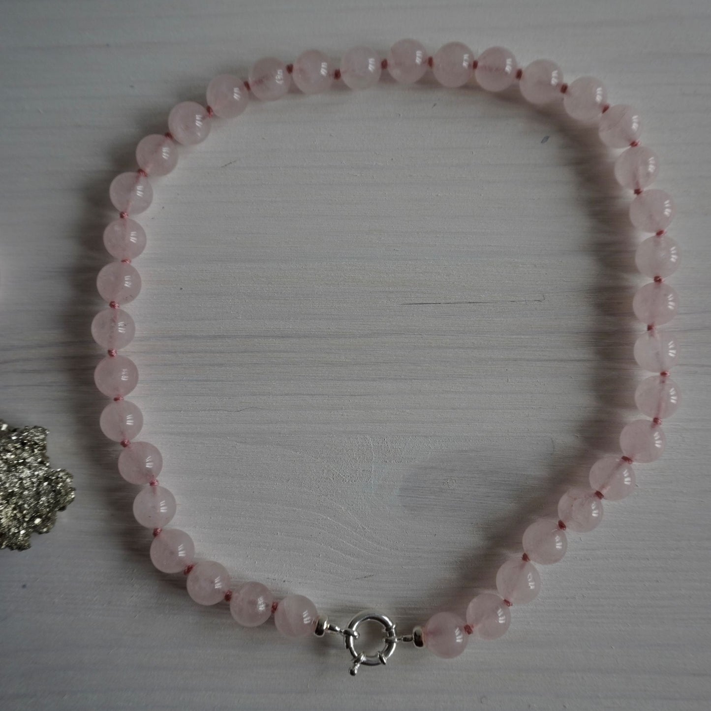 Ketting van grote rozenkwarts kralen met zilver boeislot