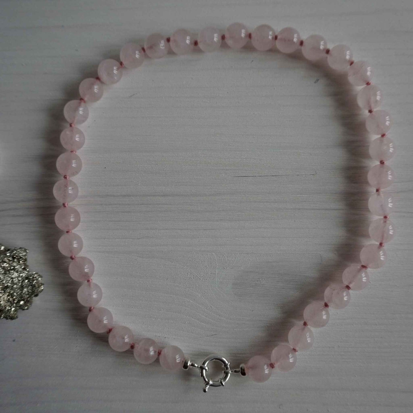 Ketting van grote rozenkwarts kralen met zilver boeislot