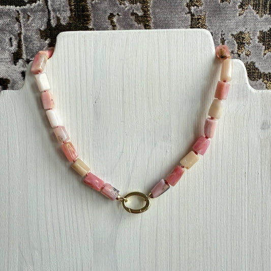 Ketting geknoopt van staafjes roze opaal met gold filled open einden - ROZA