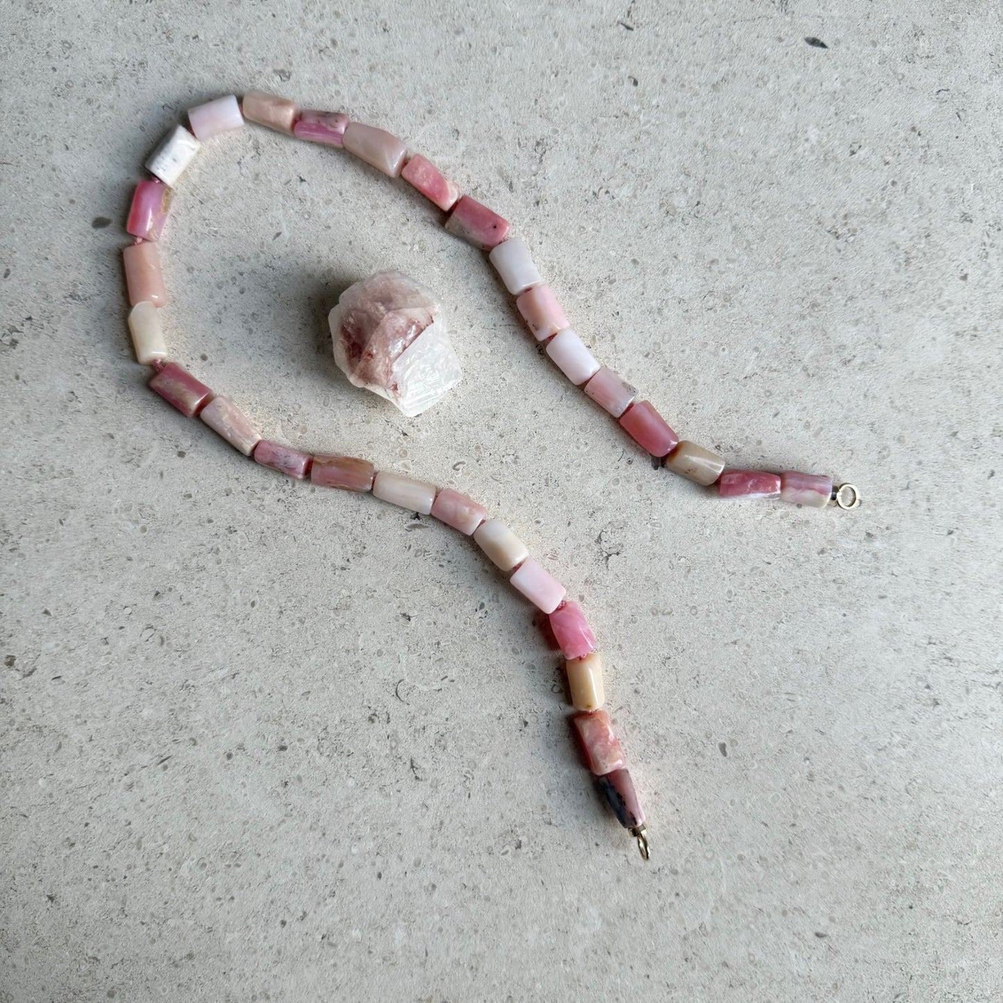 Ketting geknoopt van staafjes roze opaal met gold filled open einden - ROZA