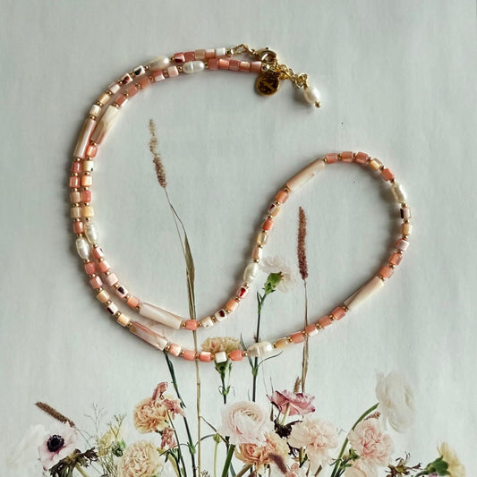 Ketting van roze schelpkralen en zoetwaterparels