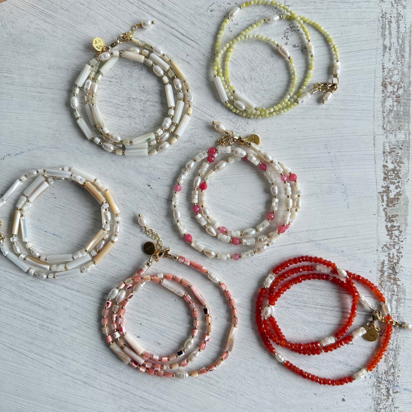 Ketting van roze schelpkralen en zoetwaterparels