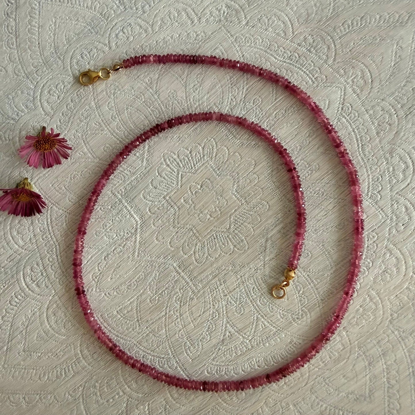 Kettinkje van roze toermalijnfacetkraaltjes en gold filled slotje - Engelina Jewelry