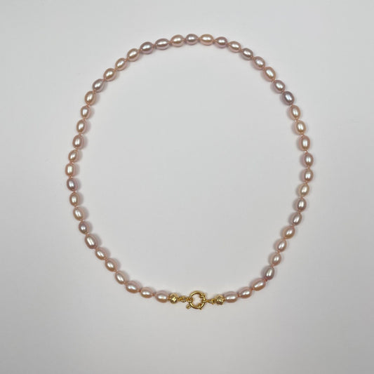 Ketting geknoopt met lichtroze zijden draad van natuurlijk roze zoetwaterparels. De parels hebben een mooie glans en de kleuren gaan van zachtroze, naar bijna lila. Ook zijn er twee bewerkte 14K gold filled kraken toegevoegd. De ketting sluit met een 14 gold filled boeislot.