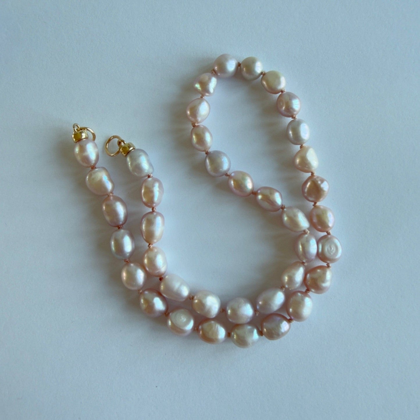 Handgemaakte ketting van ronde kralen met 14K gold filled haakslotje — Engelina Jewelry