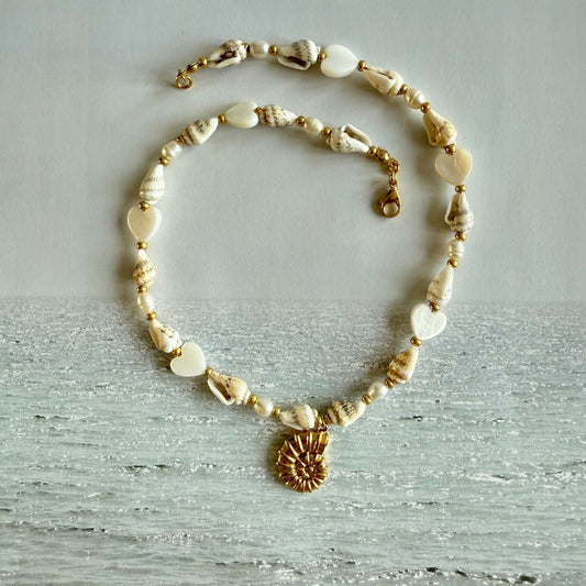 Choker van schelpjes en parelmoer hartjes en schelp bedel
