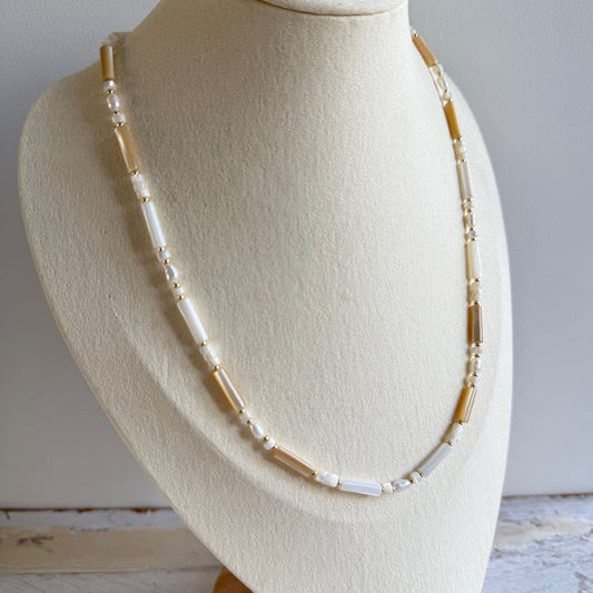 Ketting van witte schelpkralen en zoetwaterparels