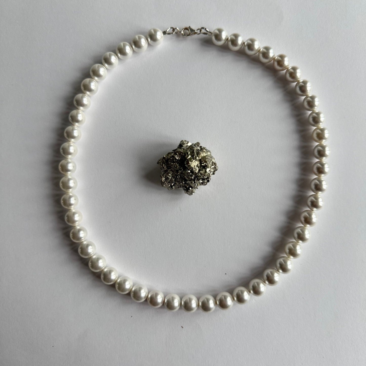 Ketting van schelpparels met zilver slot