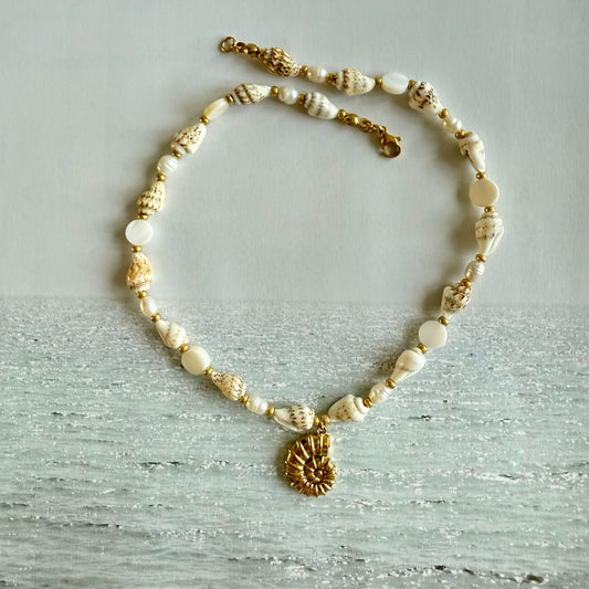 Choker van schelpjes, parelmoer rondjes en een schelp bedel