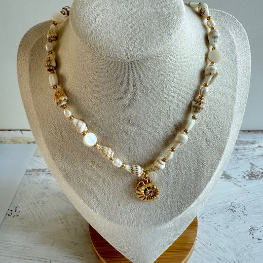 Choker van schelpjes, parelmoer rondjes en een schelp bedel