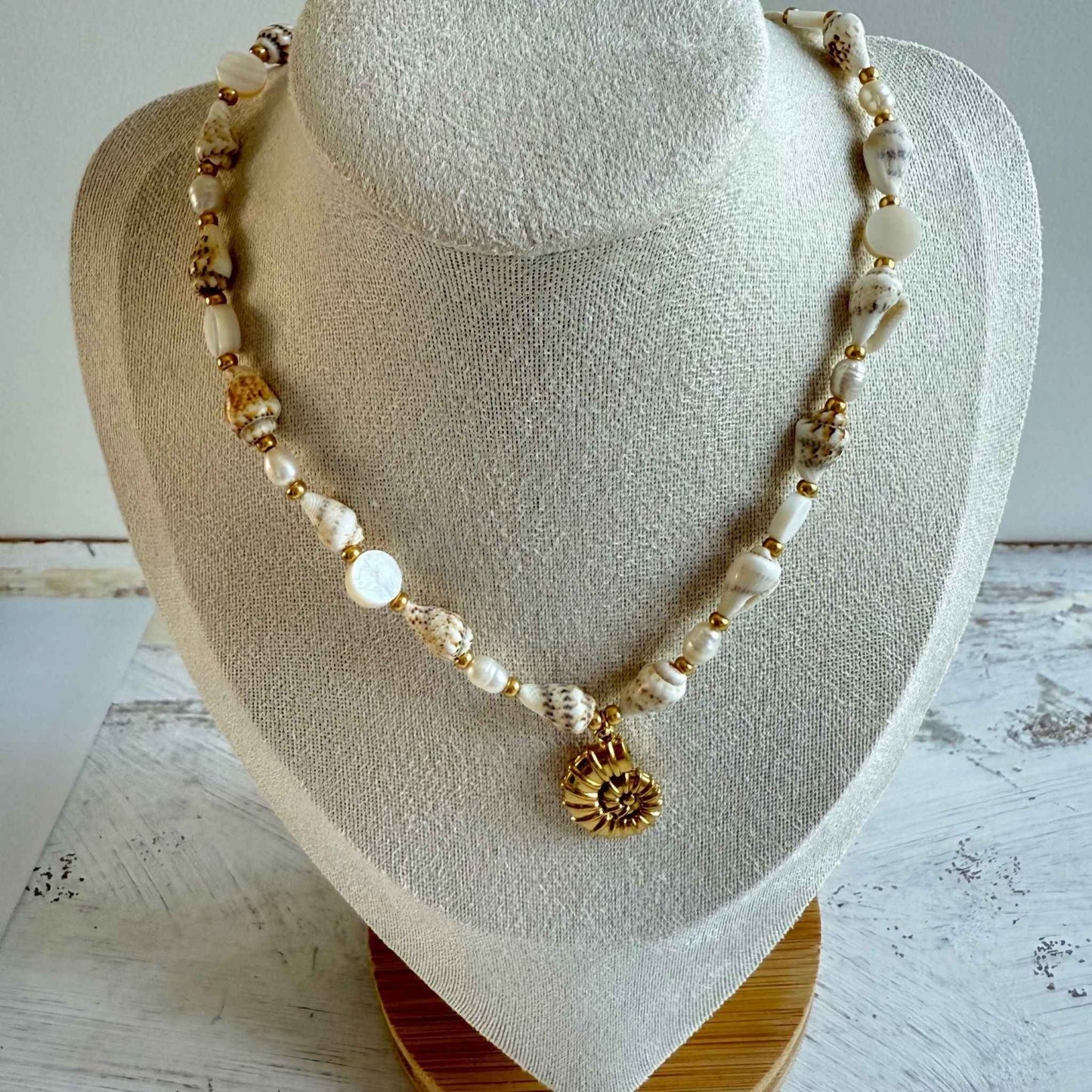 Choker van schelpjes, parelmoer rondjes en een schelp bedel
