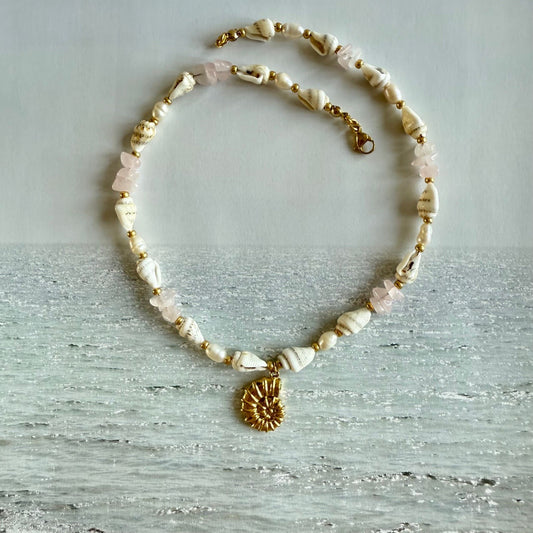 Choker van schelpjes en rozenkwarts
