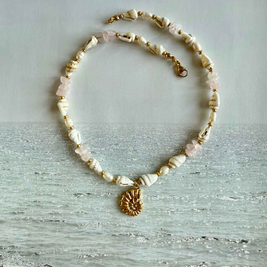 Choker van schelpjes en rozenkwarts