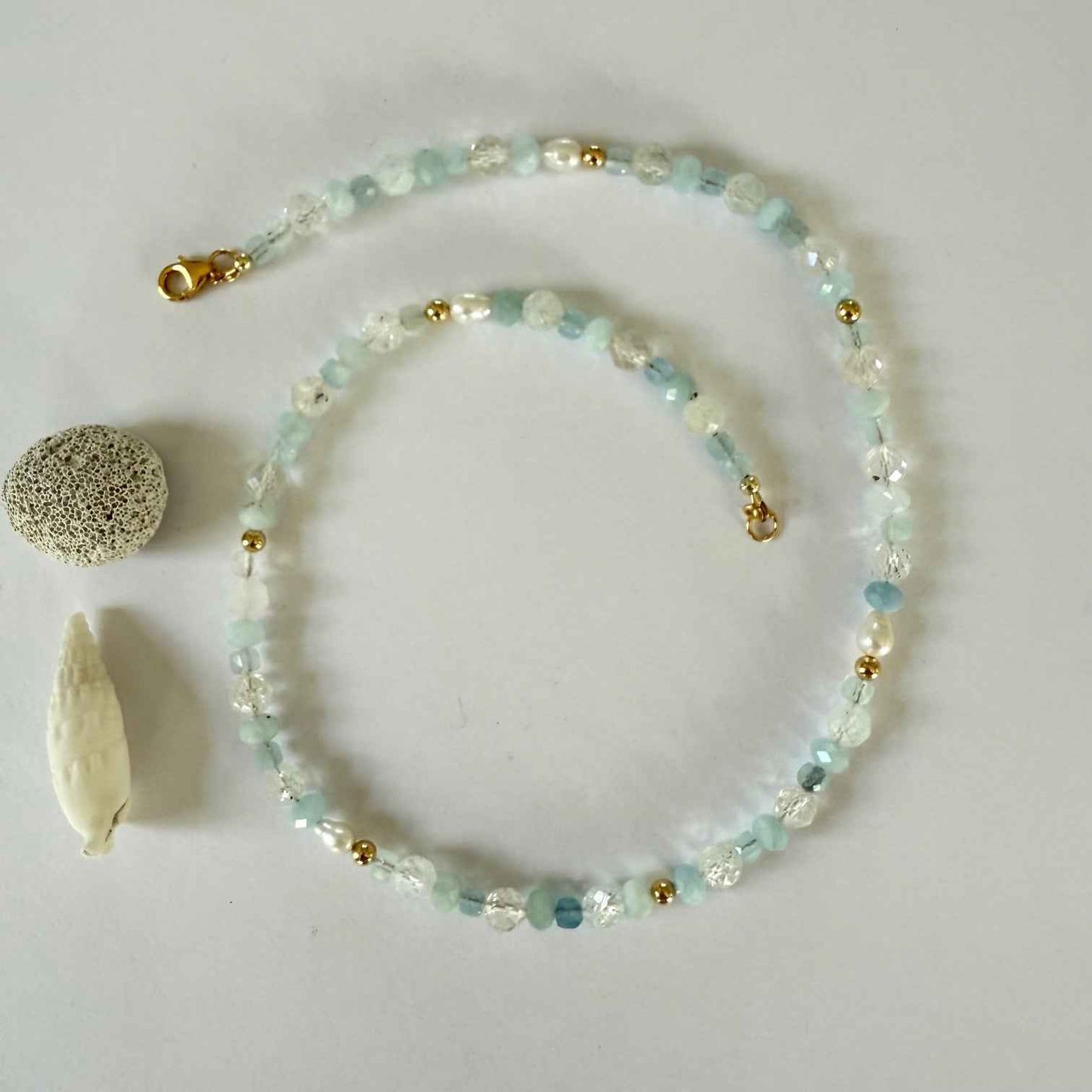 Ketting van topaas en aquamarijn met gold filled slotje