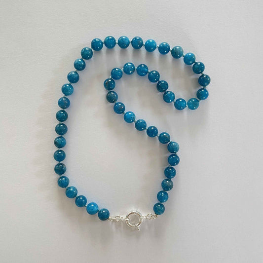 Ketting van apatiet kralen met sterling zilver boeislot en Bali bedel