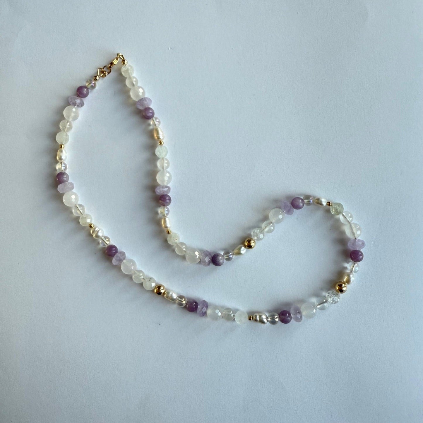 Ketting van witte agaat, topaas en diverse edelstenen met gold filled slot - ABBY