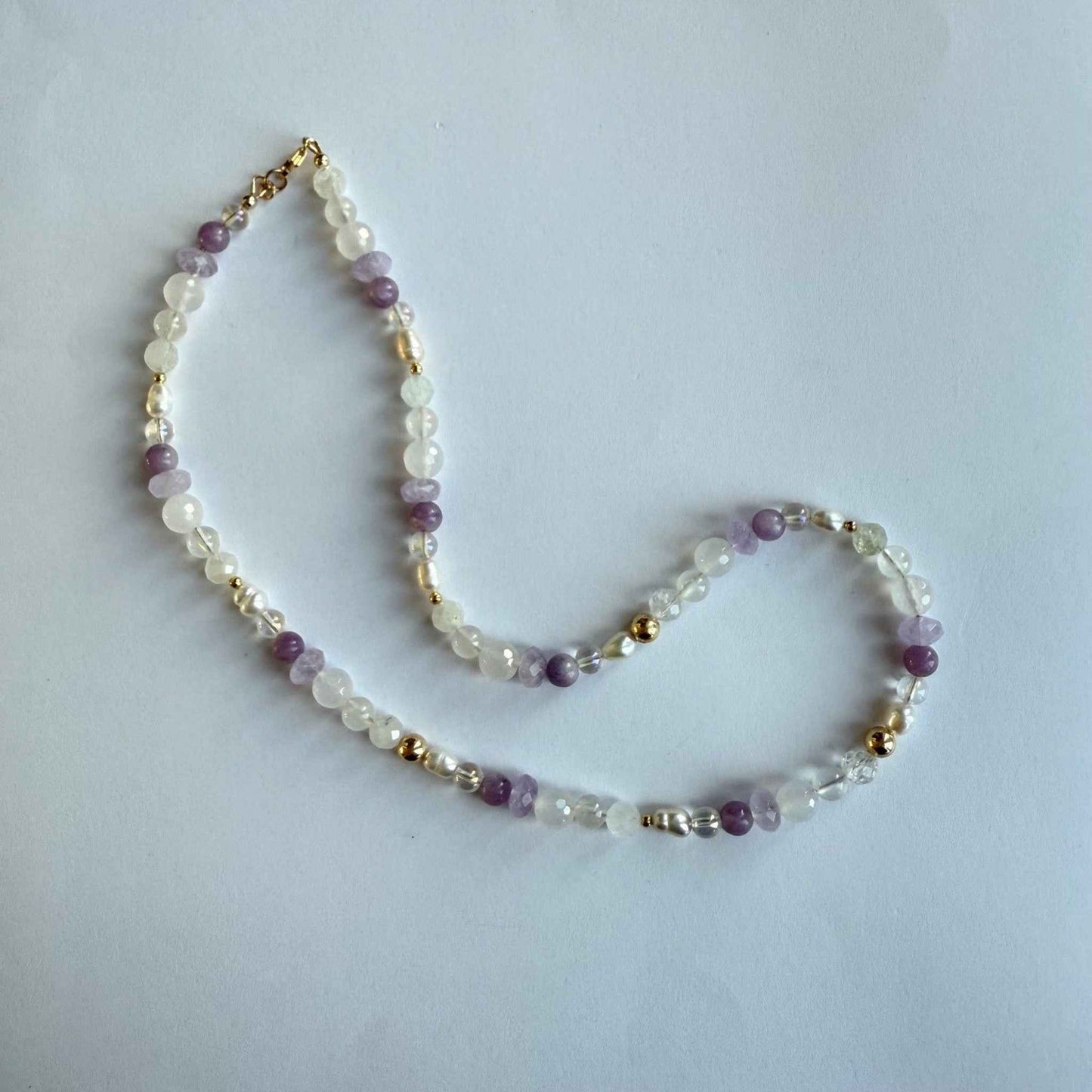 Ketting van witte agaat, topaas en diverse edelstenen met gold filled slot - ABBY