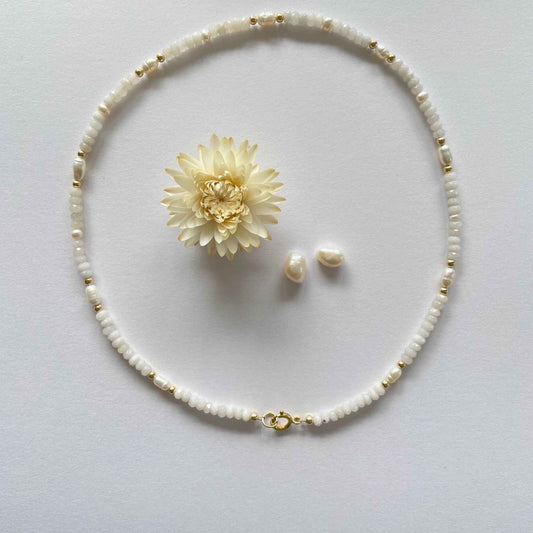 Ketting van witte jade met zoetwaterparels
