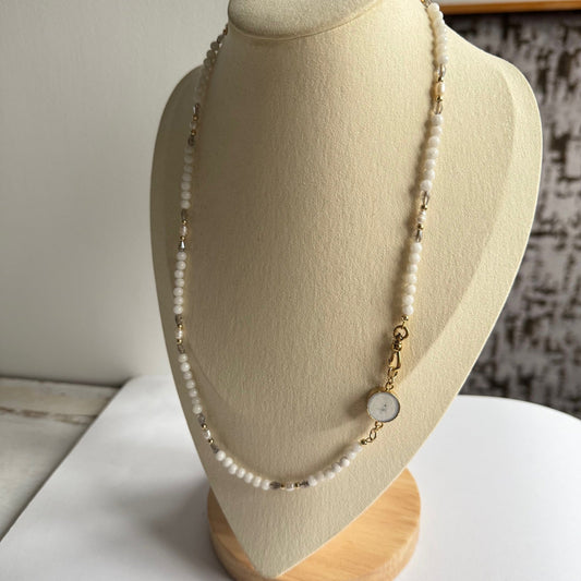 Ketting van witte jade met een zonnekwarts druzy