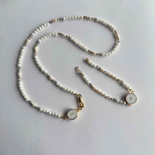 Armbandje van witte jade met een zonnekwarts druzy