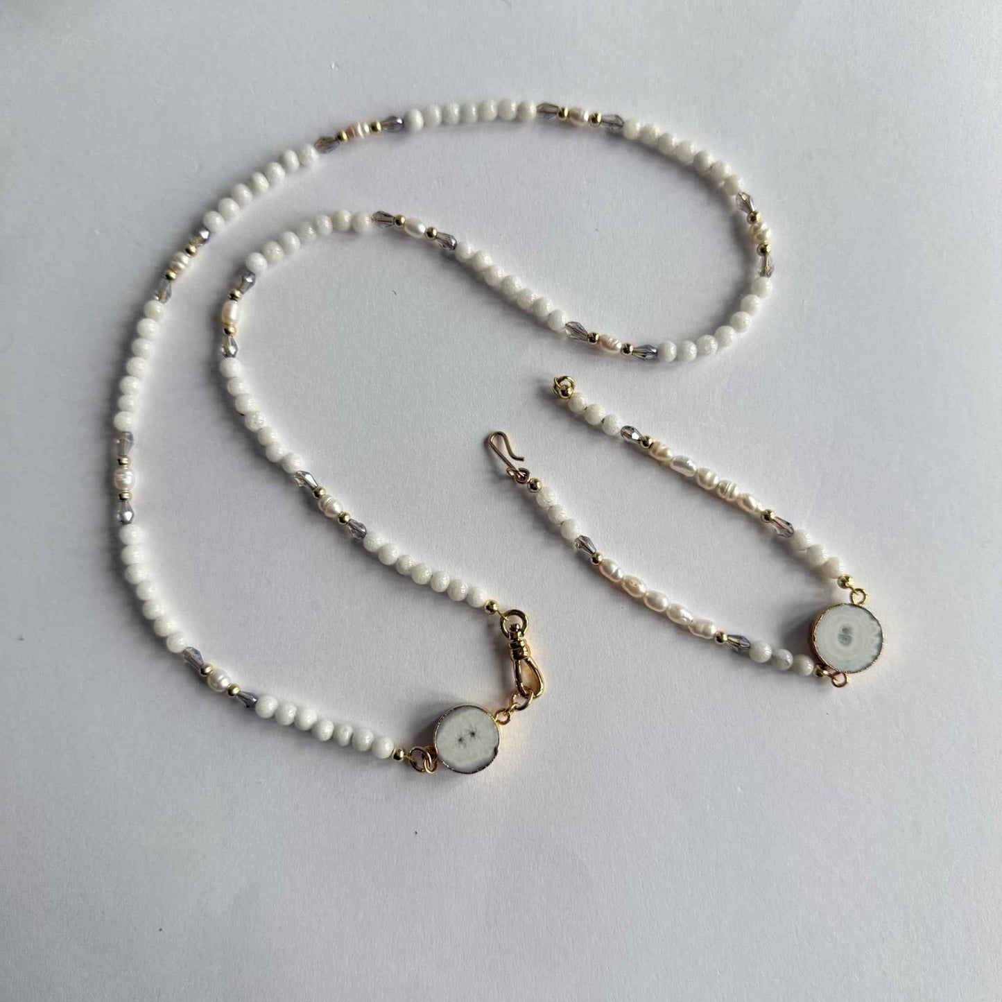 Armbandje van witte jade met een zonnekwarts druzy