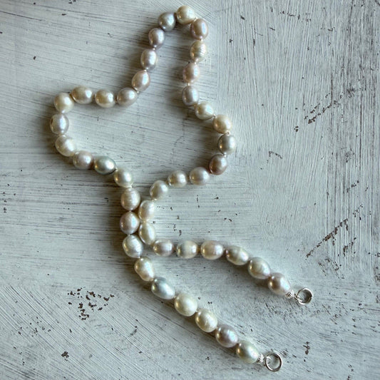 Ketting geknoopt van zilverkleurige zoetwaterparels met open einden - Engelina Jewelry