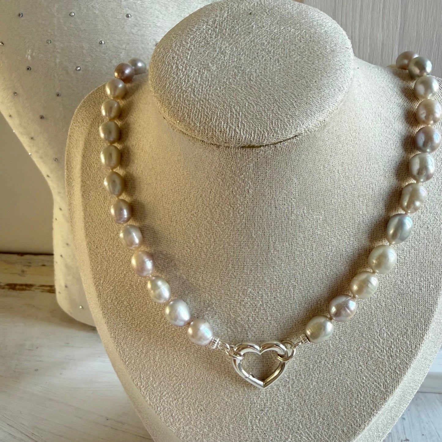 Ketting geknoopt van zilverkleurige zoetwaterparels met open einden - Engelina Jewelry