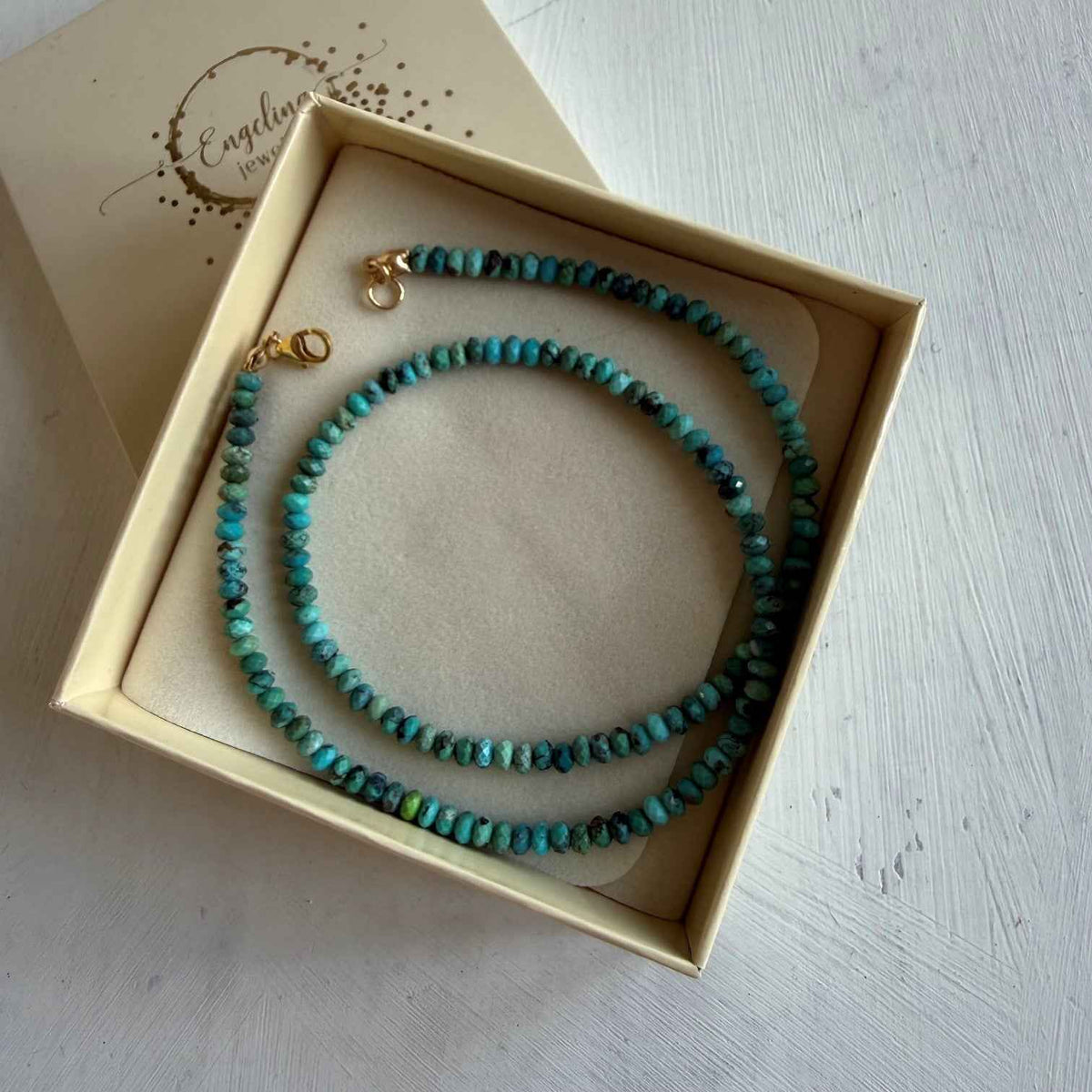 Kettinkje van turkoois kralen met gold filled slotje