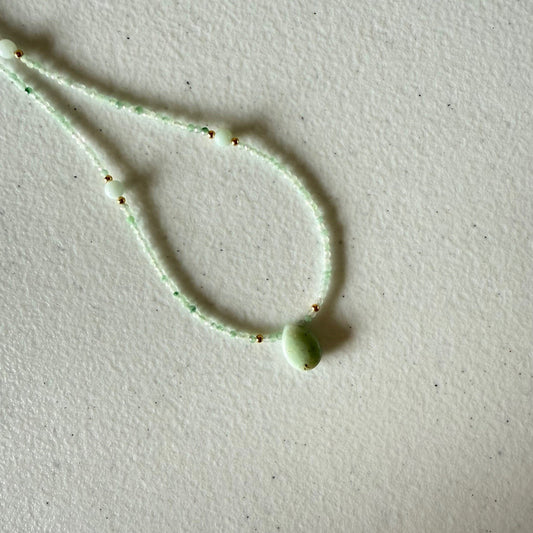 Kettinkje van jade facetkraaltjes en amazoniet druppel