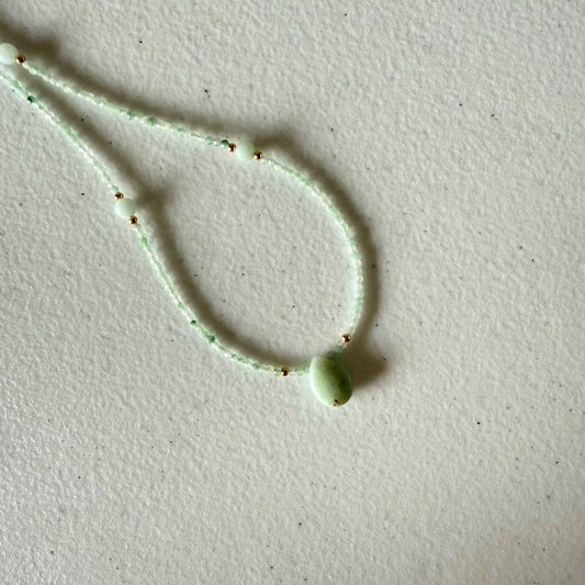 Kettinkje van jade facetkraaltjes en amazoniet druppel