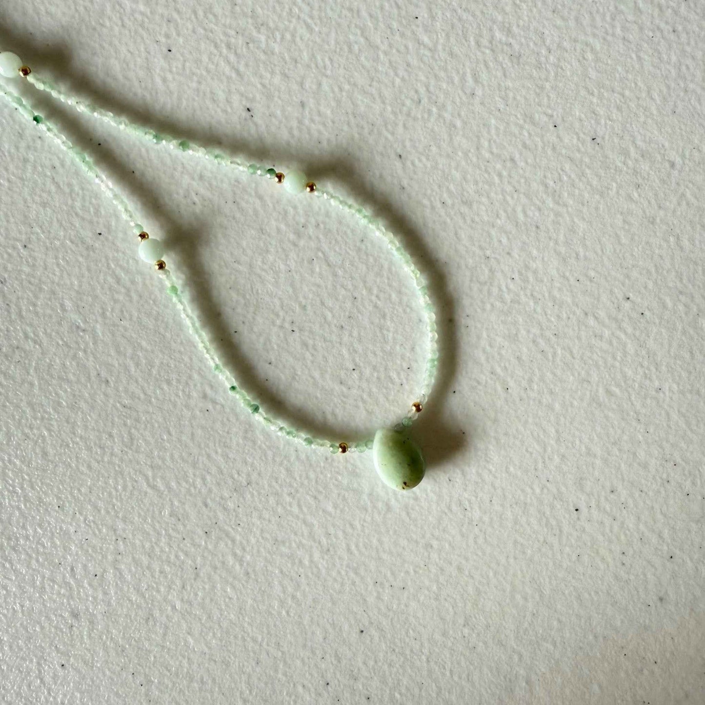 Kettinkje van jade facetkraaltjes en amazoniet druppel