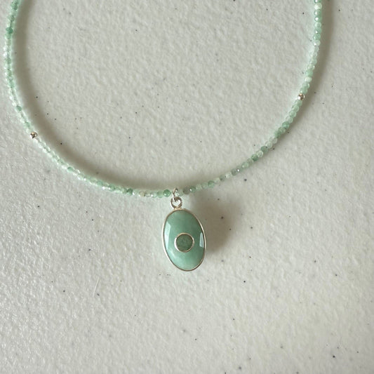 Kettinkje van jade facetkraaltjes en amazoniet hanger en zilver slotje