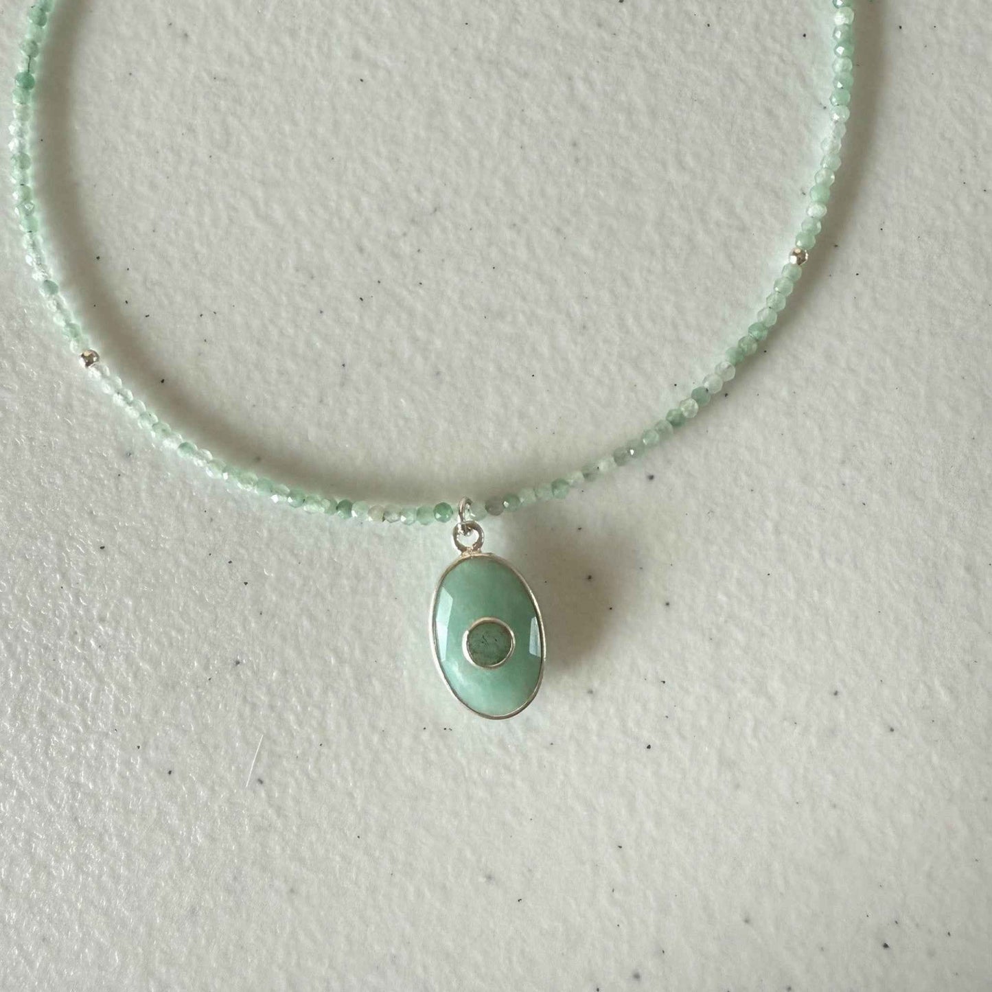 Kettinkje van jade facetkraaltjes en amazoniet hanger en zilver slotje