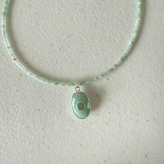 Kettinkje van jade facetkraaltjes en amazoniet hanger en zilver slotje