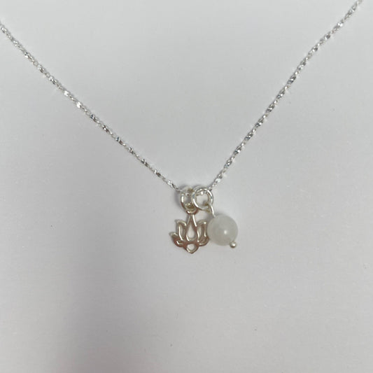 Kettinkje van zilver met lotus bloem en regenboog maansteen