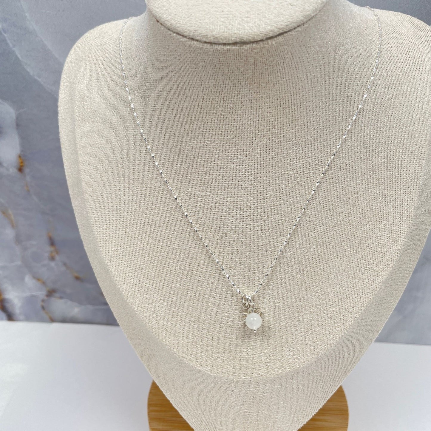 Kettinkje van zilver met lotus bloem en regenboog maansteen