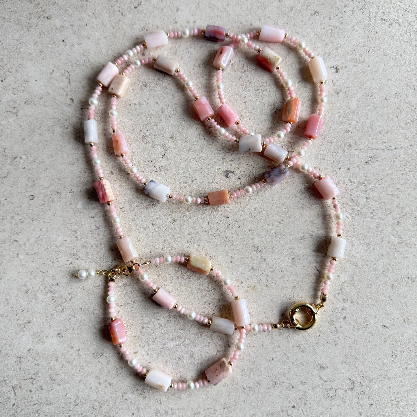 Lange ketting van roze opaal en zoetwaterpareltjes - ROZALITA