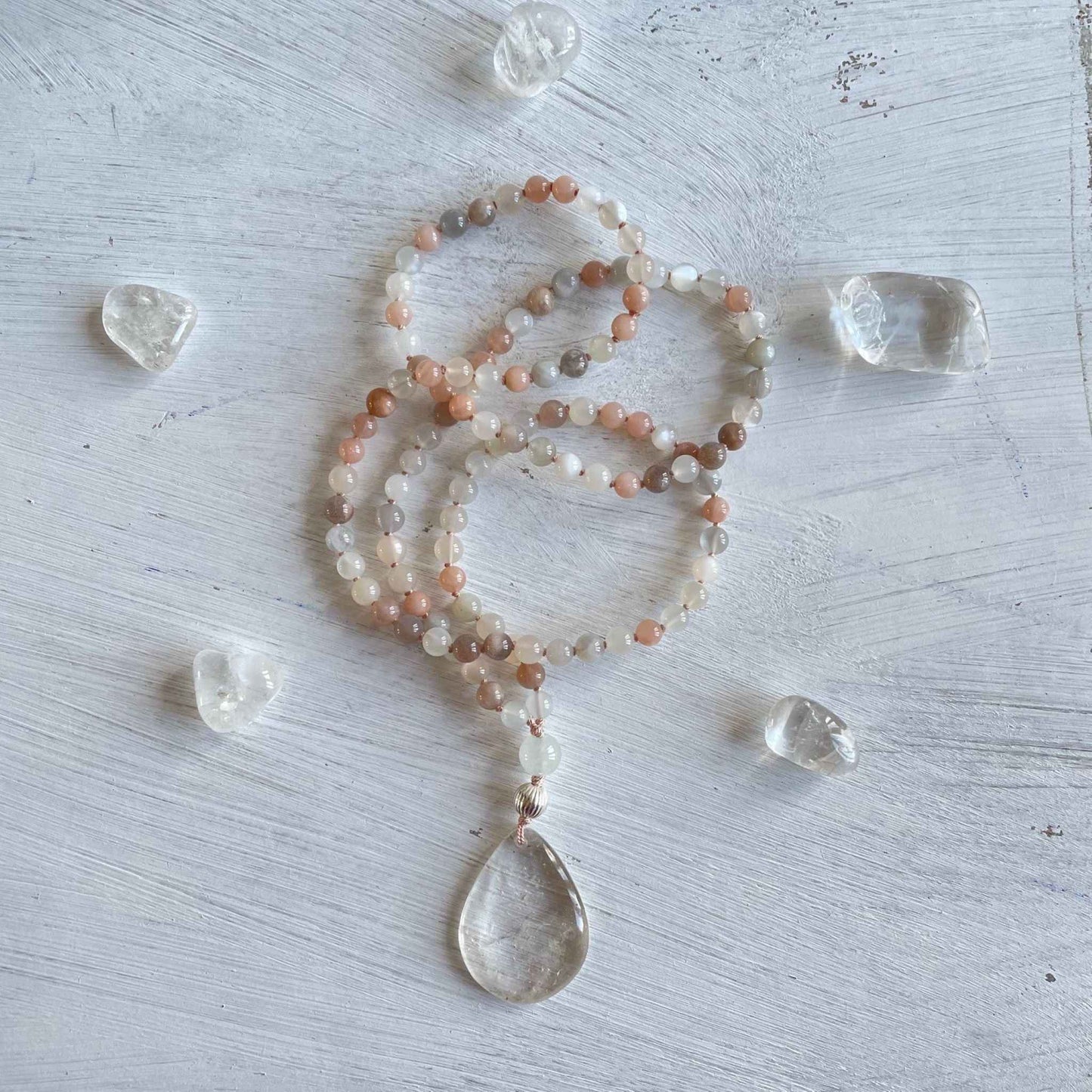 Mala ketting van maansteen en een bergkristal hanger