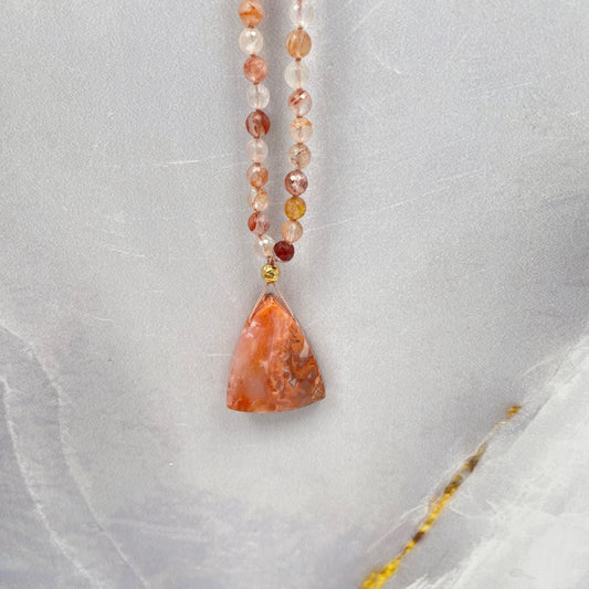 Mala ketting van red healer facetkralen met een hanger van een 14K gold filled kraal en een driehoekige carneool steen.