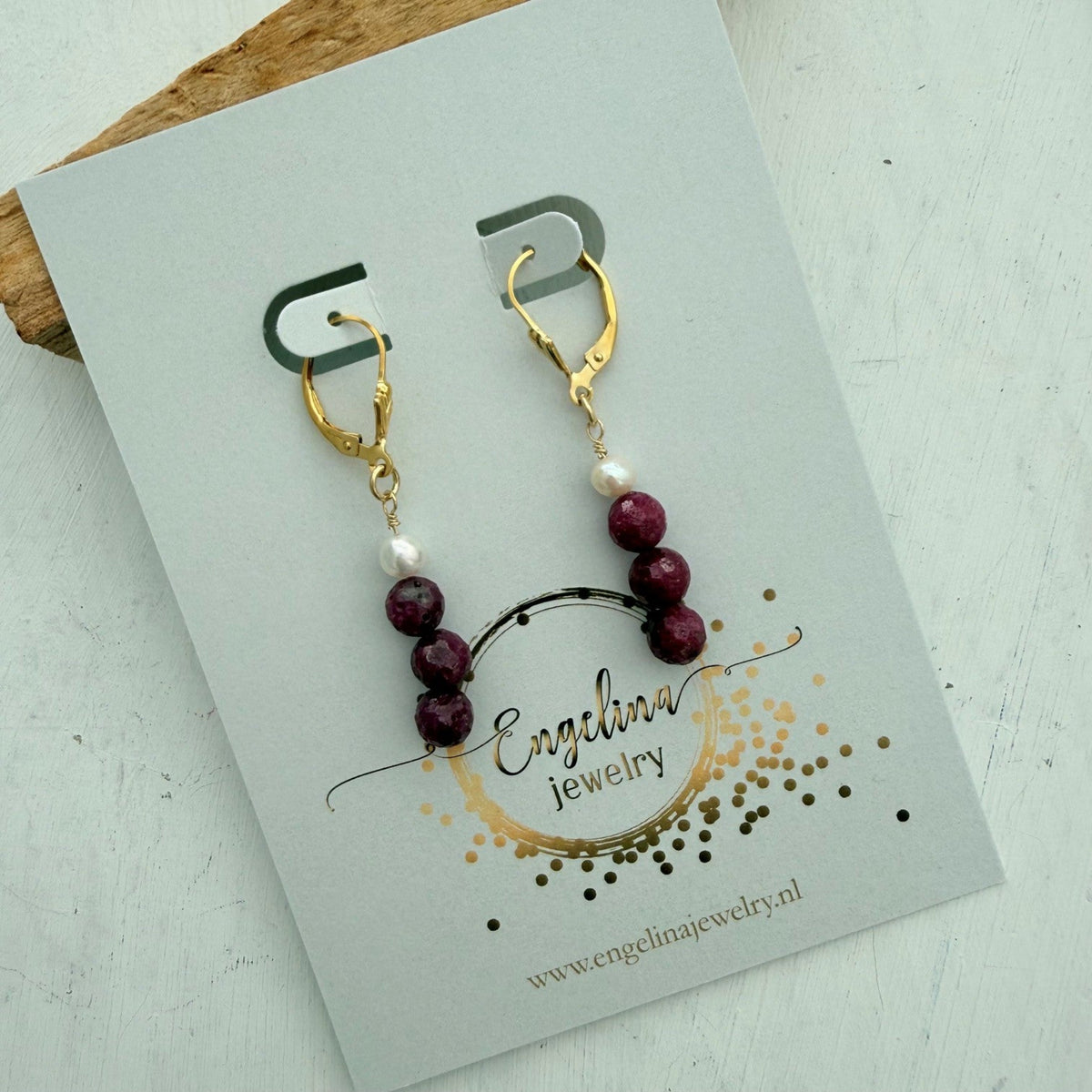 Gold filled oorbellen van robijn en zoetwaterparel _ Engelina Jewelry