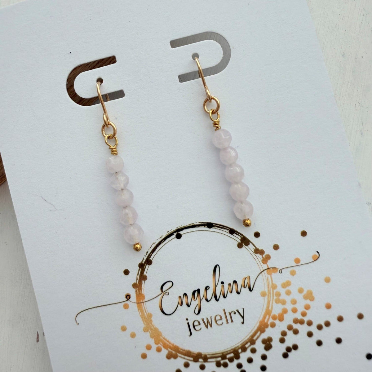 Gold filled haakjes met een rijtje rozenkwarts facetkraaltjes - Engelina Jewelry