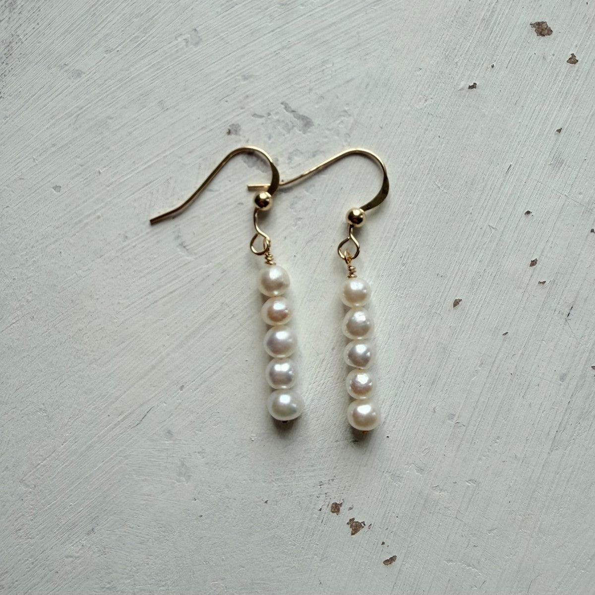 Gold filled oorhaakjes met 5 zoetwaterpareltjes - Engelina Jewelry