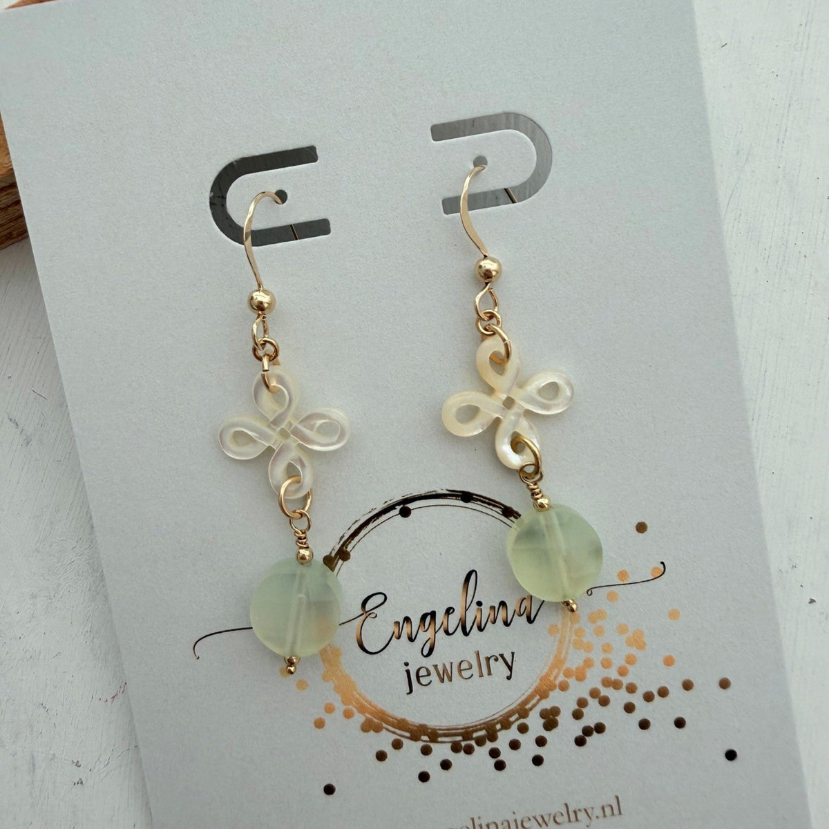 Oorbellen met een Chinese knoop van parelmoer en een jade kraal - Engelina Jewelry