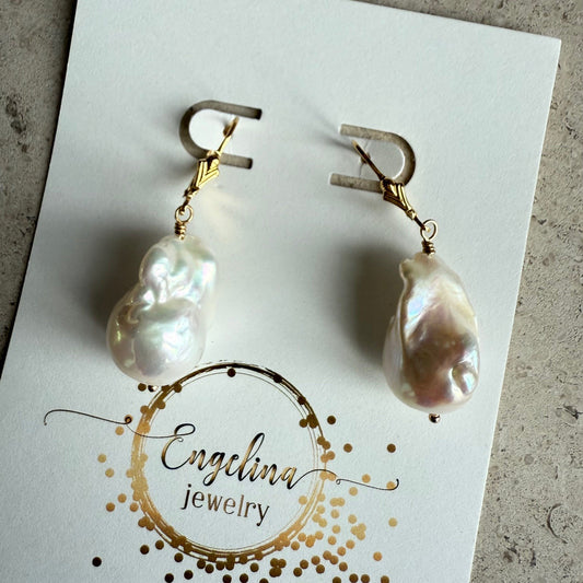 Oorbellen met baroque parel aan gold filled haakje.