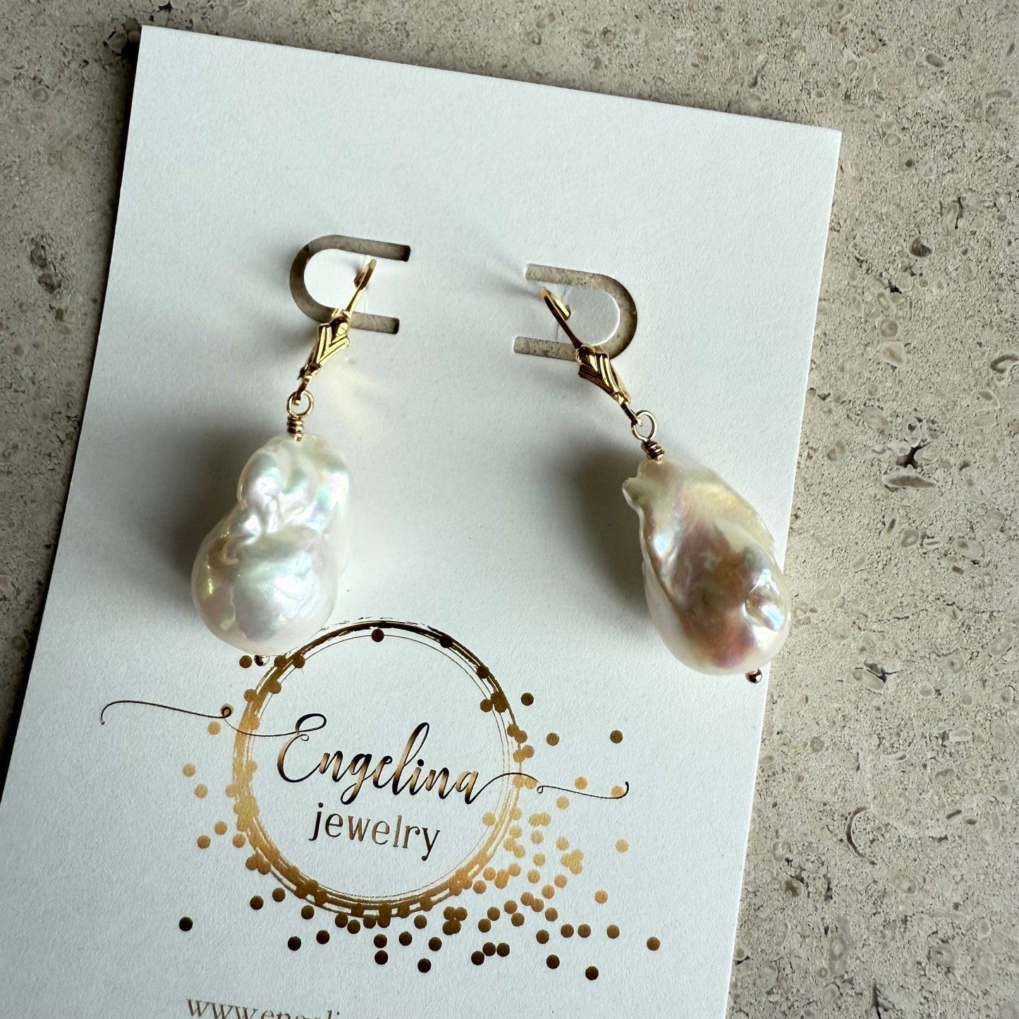 Oorbellen met baroque parel aan gold filled haakje.