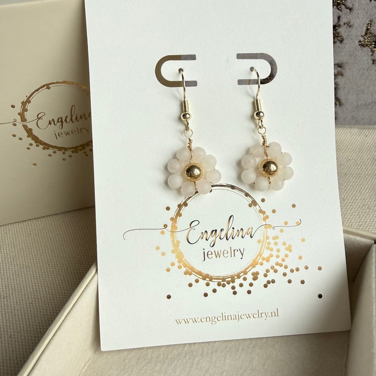 Gold filled oorbellen met rozenkwarts bloemetjes