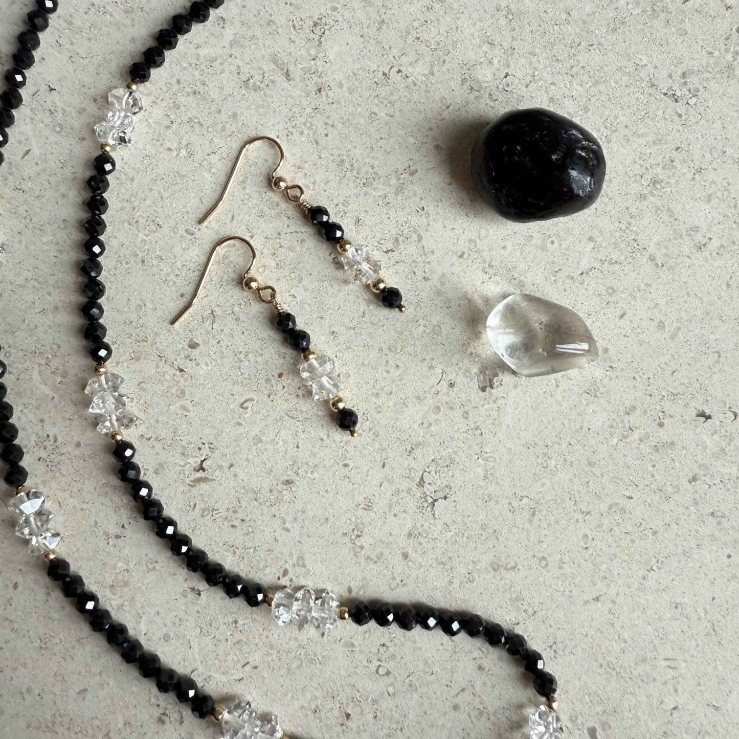 Oorbellen van spinel facetkraaltjes en Herkimer diamant